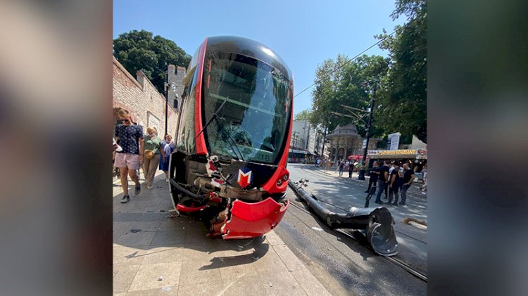 Tramvay yoldan çıkıp elektrik direğine çarptı
