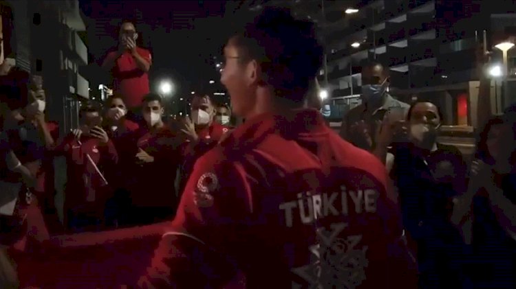 Mete Gazoz'u Olimpiyat Köyü'nde İzmir Marşı ile karşıladılar