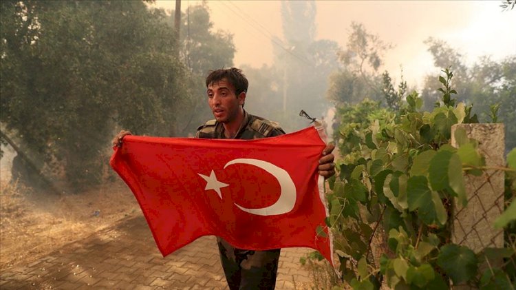 Marmaris'te orman yangınında görevli Azerbaycanlı itfaiyecilerin Türk bayrağı duyarlılığı
