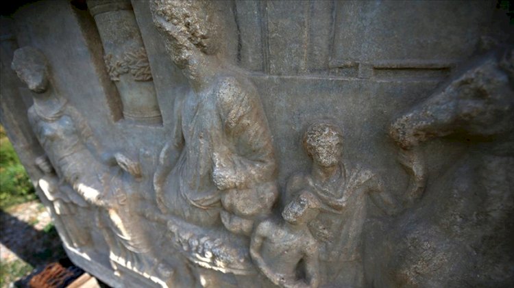 Parion Antik Kenti'nde bulunan 1900 yıllık mezar taşı dönem tarihine ışık tuttu