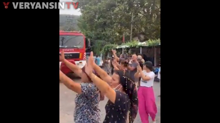 Vatandaş itfaiye ekiplerini alkışlayarak, şeker atarak uğurladı