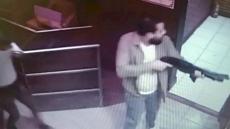 Kız arkadaşının çalıştığı mekanı taradı: O anlar kamerada
