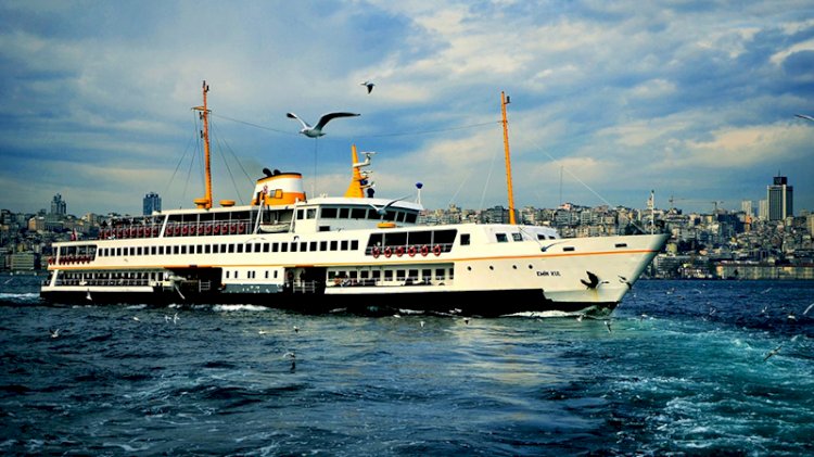 İstanbul'da vapurdan düşen adam hayatını kaybetti