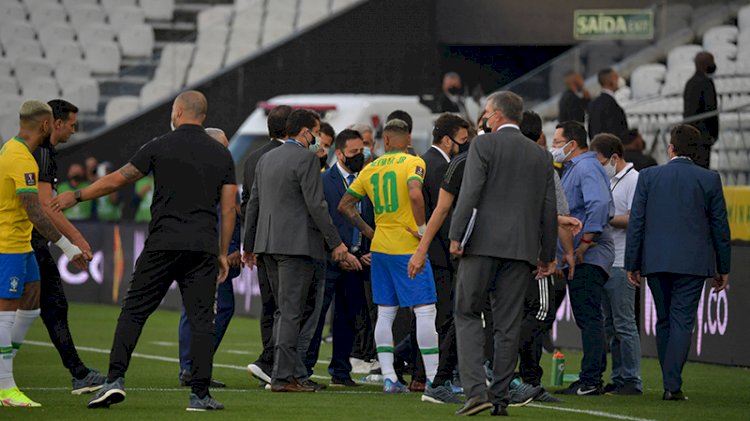 Brezilya-Arjantin maçı oynandığı sırada futbolcuları sınır dışı etmek için sahaya girdiler