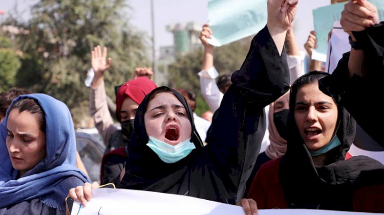 Taliban, protesto eylemini havaya ateş açarak dağıttı