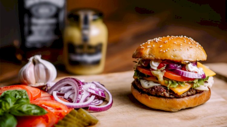 Yediği hamburgerin içinden insan parmağı çıktı!