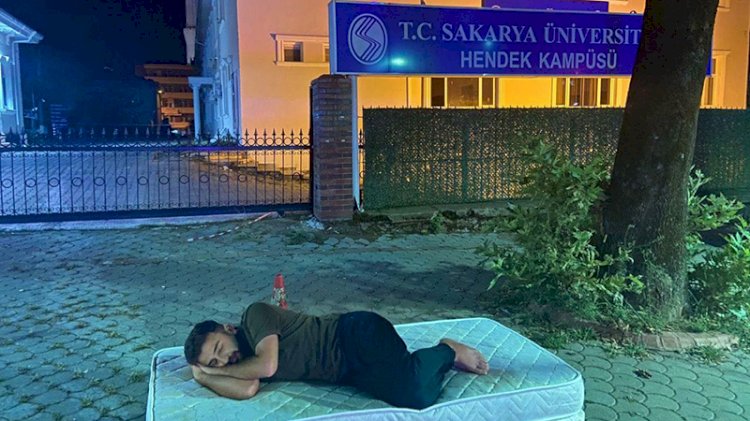 Kira zamlarını protesto eden öğrenci kampüs girişine yatak attı