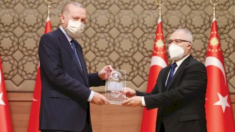 Erdoğan'ın elinden ödül alan Abdulkadir Selvi: Benden çok iyi köşe yazarları var ama...