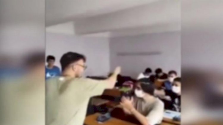 Sınıf başkanı seçilen öğrenci arkadaşlarına çay attı