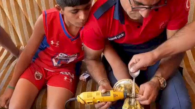 Çöpte bulup taktığı kelepçeyi çıkaramadı: Yardımına itfaiye yetişti
