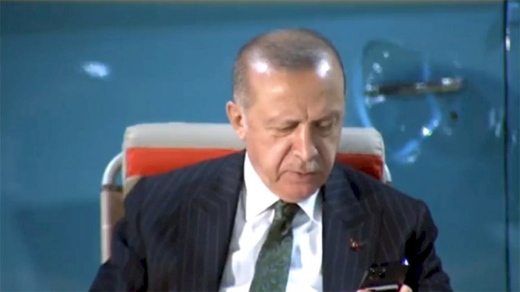 Erdoğan, Ahmet Kaya'nın 'Giderim' şarkısına eşlik etti...