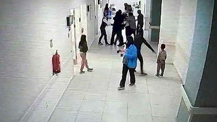 Hasta yakınının doktoru darbettiği anlar kamerada