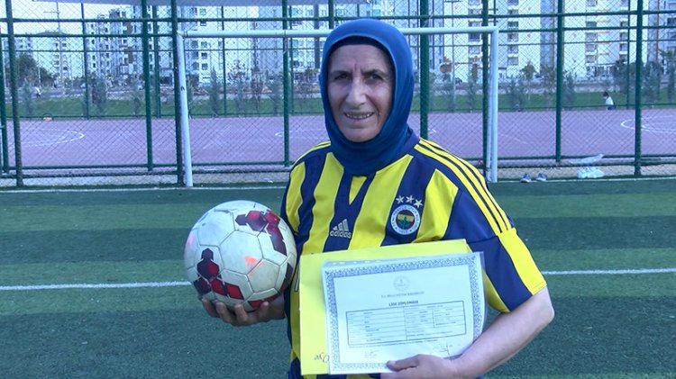 Antrenörlük hayali için 53 yaşında lise diploması aldı
