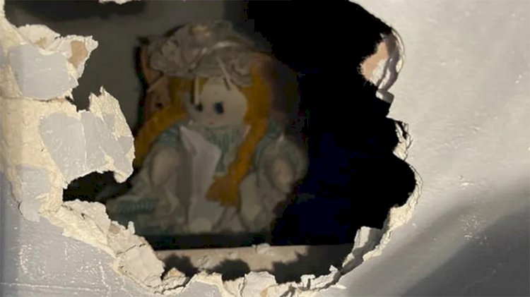 Tadilat sırasında duvarın içinden 'katil bez bebek' çıktı