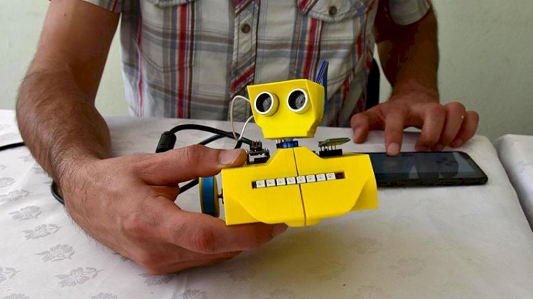 Lise öğretmeni robot üretti