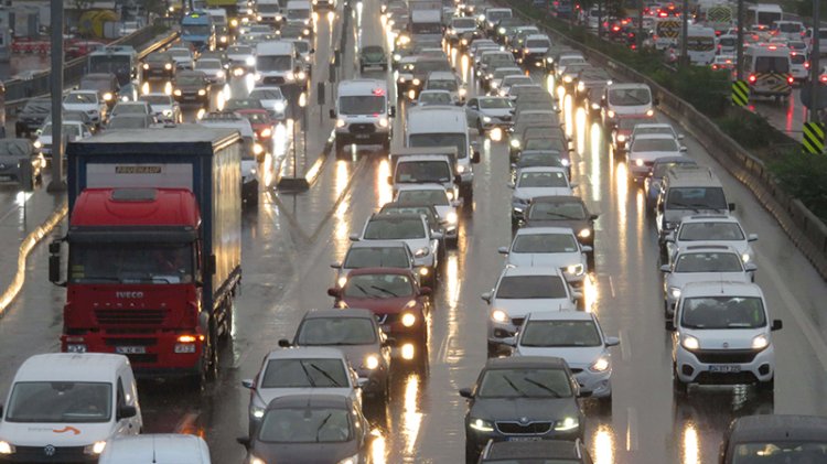 İstanbul'da sağanak! Trafik kilitlendi