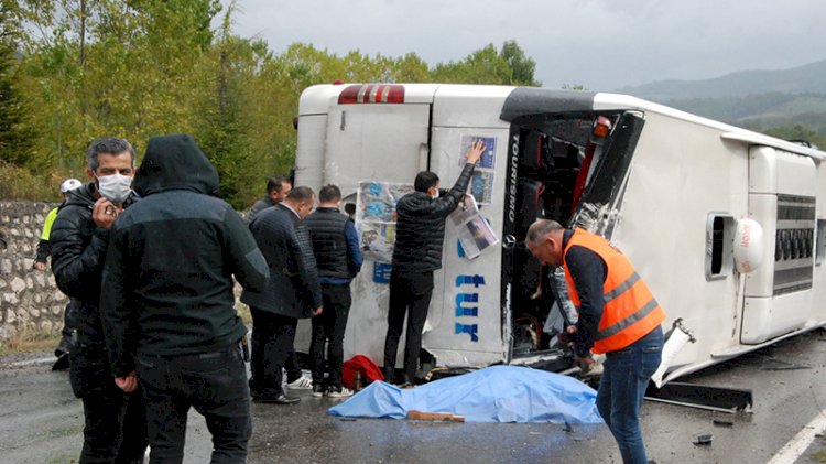 Yolcu otobüsü devrildi! Ölü ve yaralılar var