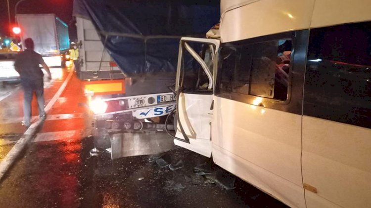 Tarım işçilerini taşıyan minibüs TIR'a çarptı: 5'i çocuk...
