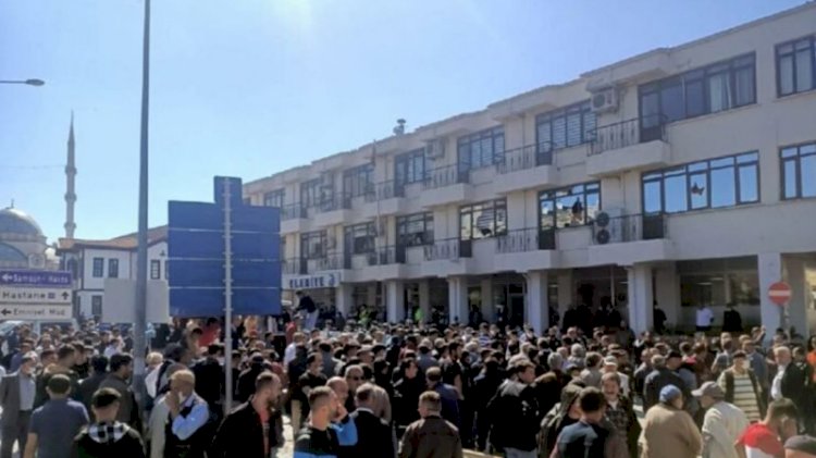 Samsun’da bir grup Vezirköprü Belediye binasını taşladı