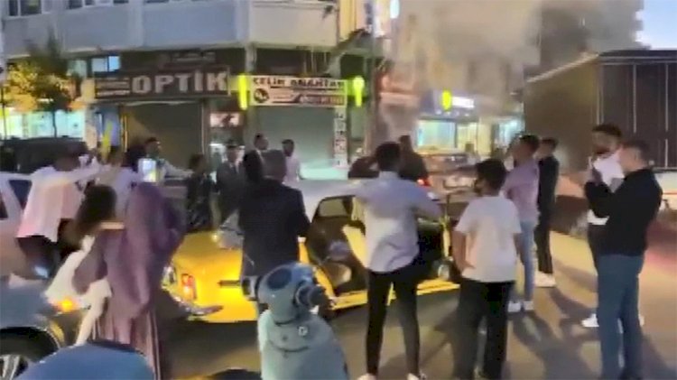Yolu kapatıp halay çektiler