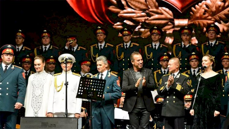 Haluk Levent, Kızılordu Korosu ile birlikte Harbiye Marşı'nı söyledi