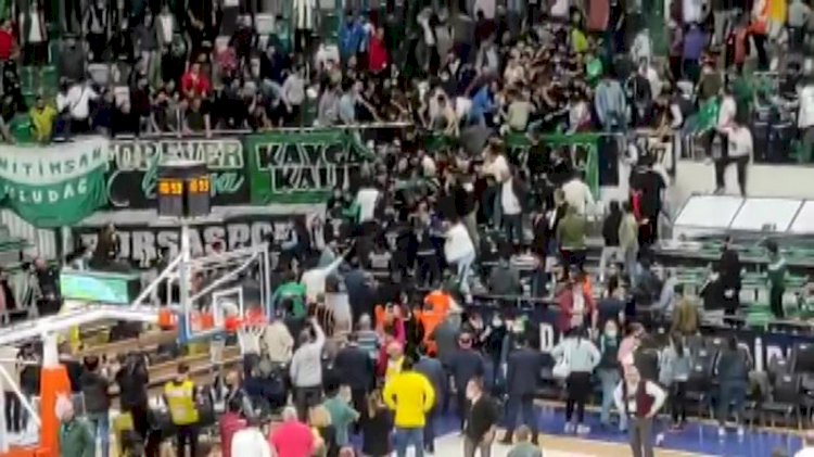 Bursaspor-Beşiktaş maçında tribünler karıştı