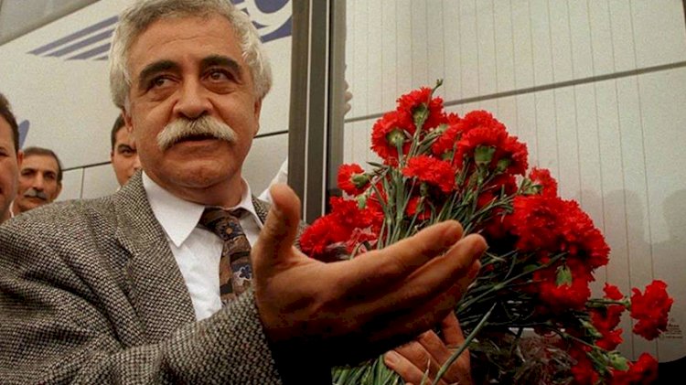 Levent Kırca anılıyor... ‘Atatürk'le kalın, cumhuriyetle kalın'