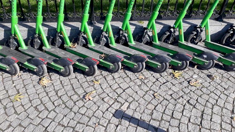 Kaldırımlarda scooter'dan sonra moped işgali