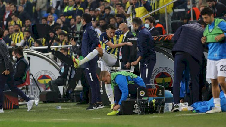 Şişeleri tekmeledi! Oyundan çıkan Mesut Özil'den tepki