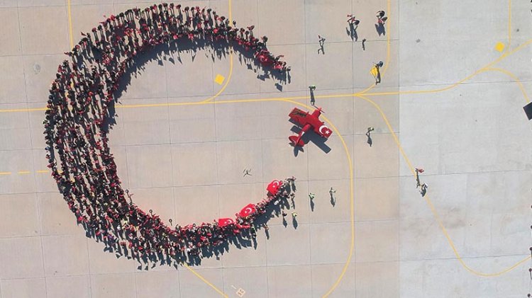 29 Ekim'e özel koreografi: 1000 kişi hilal oldu akrobasi uçağı yıldız