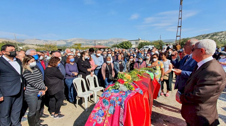 Sanatçı Musa Eroğlu, eşini son yolculuğa uğurladı