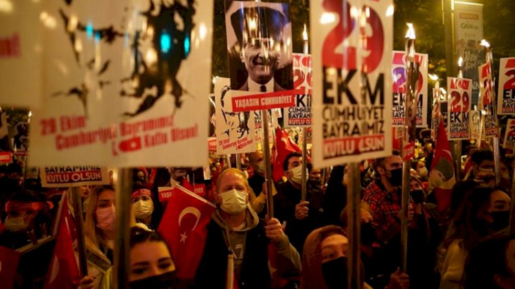 Cumhuriyet coşkusu gece de sürdü