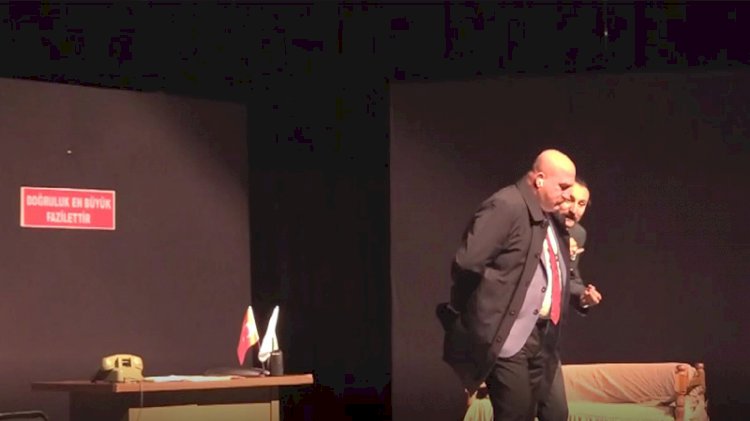 Emniyet Müdürü tiyatro sahnesinde