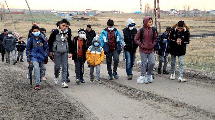 Okula gitmek için her sabah 3 kilometrelik 'tehlikeli yolu' yürüyorlar!
