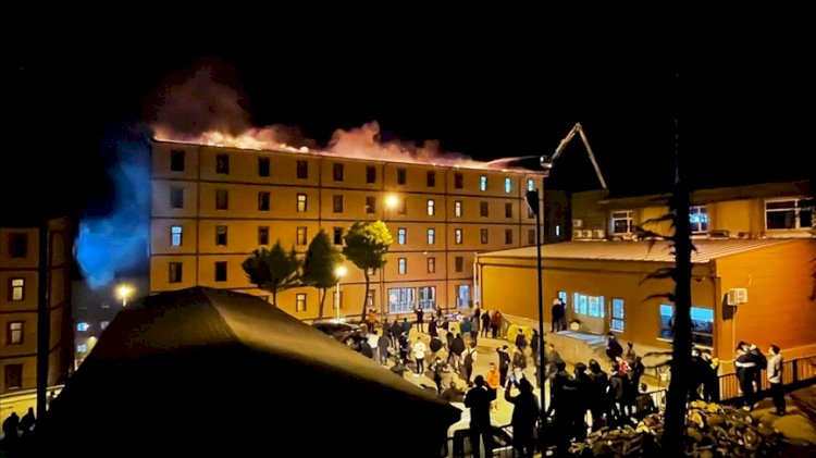 Rize'de öğrenci yurdunun çatısında çıkan yangın söndürüldü