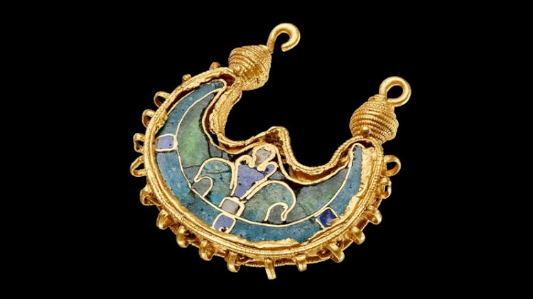 Vikinglerden kalma altın küpe bulundu