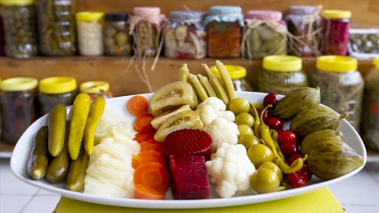 Turşudaki tehlikeye dikkat! 'Adeta kendimizi zehirliyoruz'