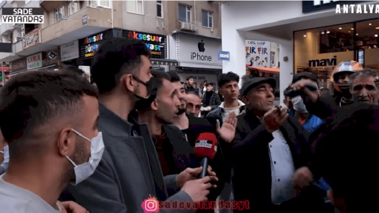 Sokak röportajında 'telefonunu çıkar' diyen adamın ağzına telefon soktular