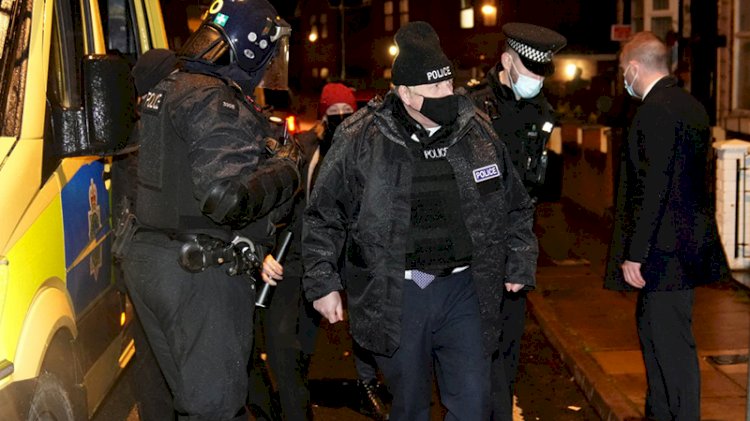 Boris Johnson polis üniformasıyla uyuşturucu baskınına katıldı