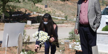 emine-bulutun-kizi-annesinin-mezarini-ziyaret-etti_6456_dhaphoto5