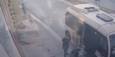 gaziosmanpasada-kadinin-minibusten-dustugu-anlar-kamerada_5148_dhaphoto7