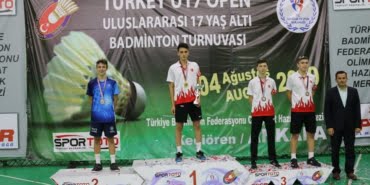 turkiye-badmintonda-5-kategoride-sampiyon_1958_dhaphoto1