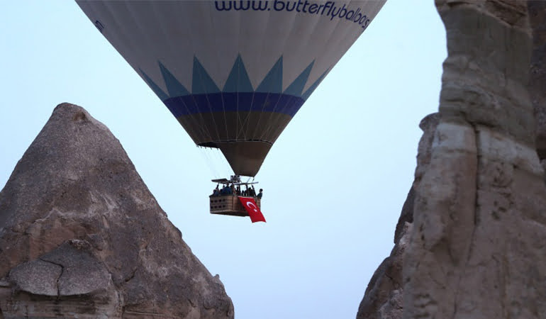 Kapadokya’da balonlar Türk bayrakları ve Atatürk posteri ile uçtu