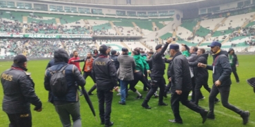 bursaspor--amedspor-maci-oncesi-futbolcular-arasinda-arbede-cikti_5801_dhaphoto3