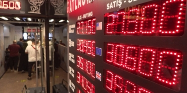 bankadan-parasini-ceken-geliyor-8lJkJUfI.jpg