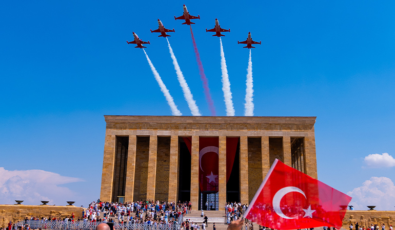 Türk Yıldızları’ndan Anıtkabir’de saygı uçuşu