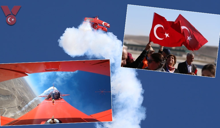 Kadın akrobasi pilotu cumhuriyetin 101. yaşını özel uçuşuyla kutladı