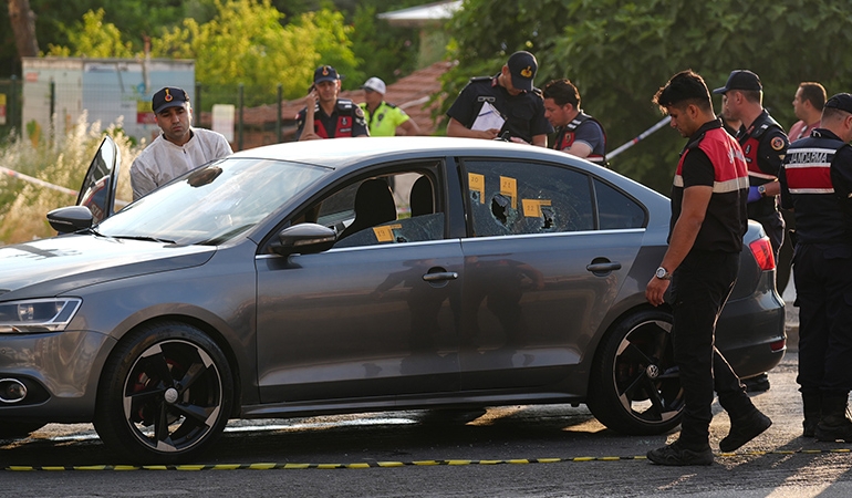 İzmir’de otomobile silahlı saldırı: 3 ölü, 3 yaralı