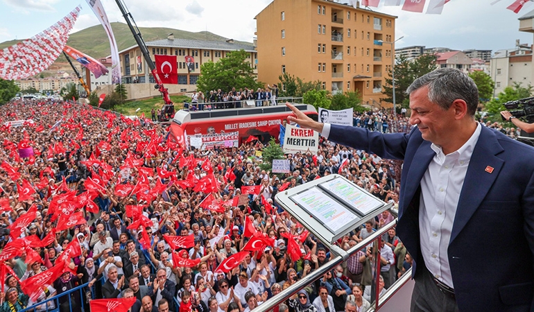 CHP’den 14 yıl sonra Bayburt’ta miting… Özgür Özel, Erdoğan’a seslendi: Trump’a karşı dik duruş bekliyorum