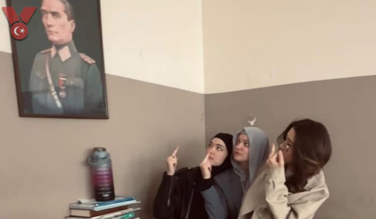 Atatürk portresi önünde skandal fotoğraf! 3 öğrenci hakkında soruşturma başlatıldı
